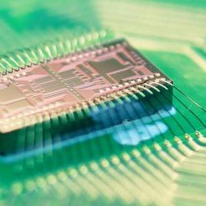 Small, stable, electronically-controllable microchips with a multi-component photonic integrated circuit could potentially miniaturize bulky table-top equipment for quantum communication. Credit: Micro/Nano-Photonics Group at UC San Diego.