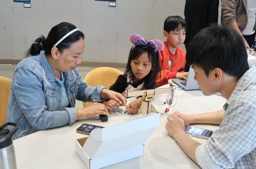 PiB Technical lead, Thahn, guiding students through our balance beam workshop at the San Diego Public Library outreach event